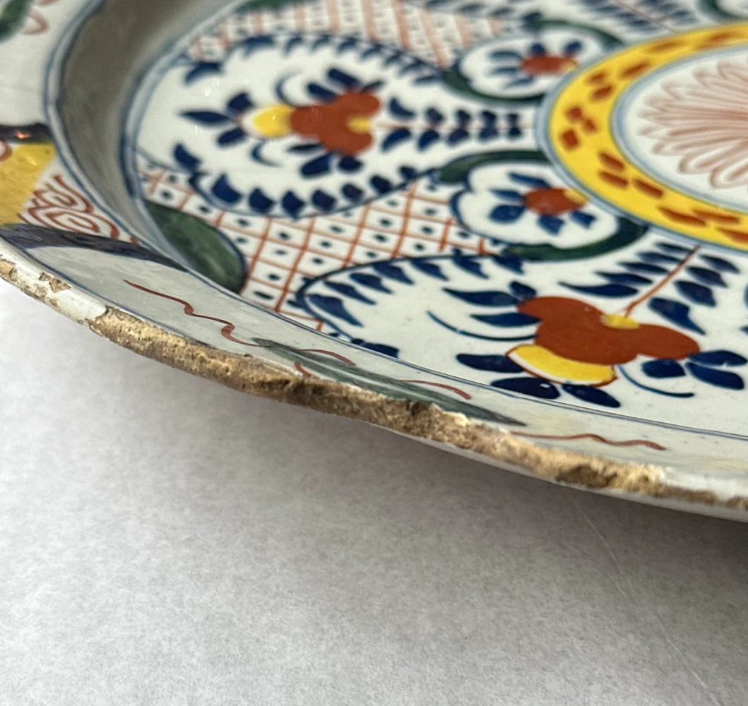 18th-century Polychrome Delft Charger Plate - Image 4
