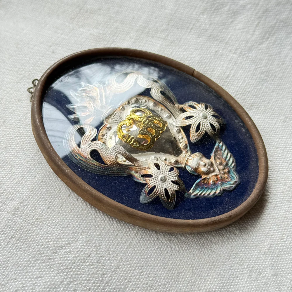 19th-century Italian Ex-Voto Sacred Silver Heart in Oval Hanging Case (No. 118) - Image 2