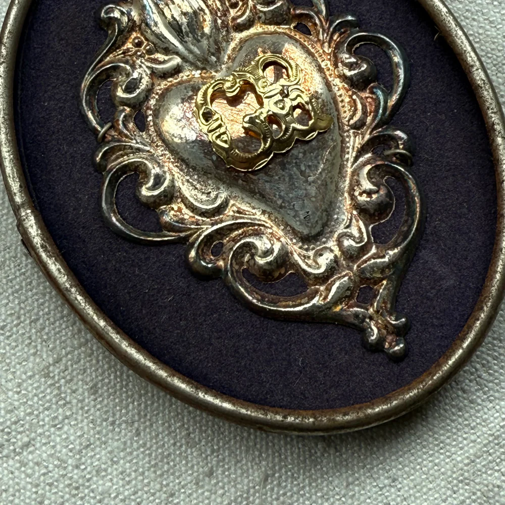 19th-century Italian Ex-Voto Sacred Silver Heart in Oval Hanging Case (No. 120) - Image 2