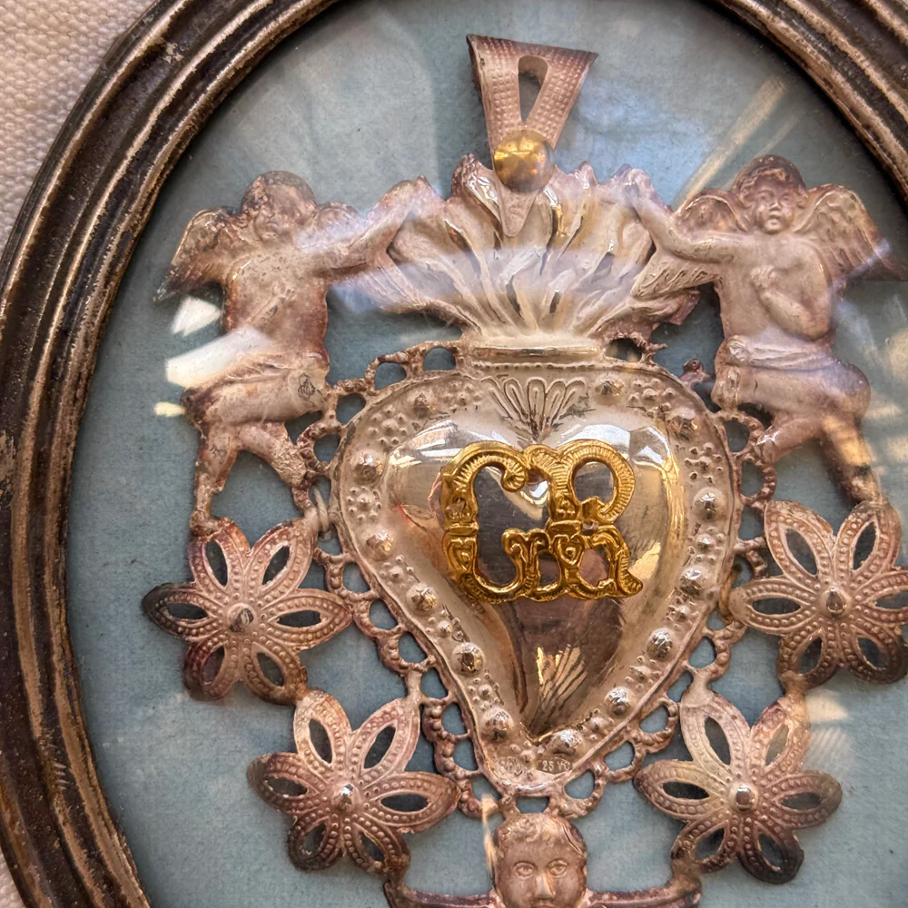 19th-century Italian Ex-Voto Sacred Silver Heart in Oval Hanging Case (No. 121) - Image 2