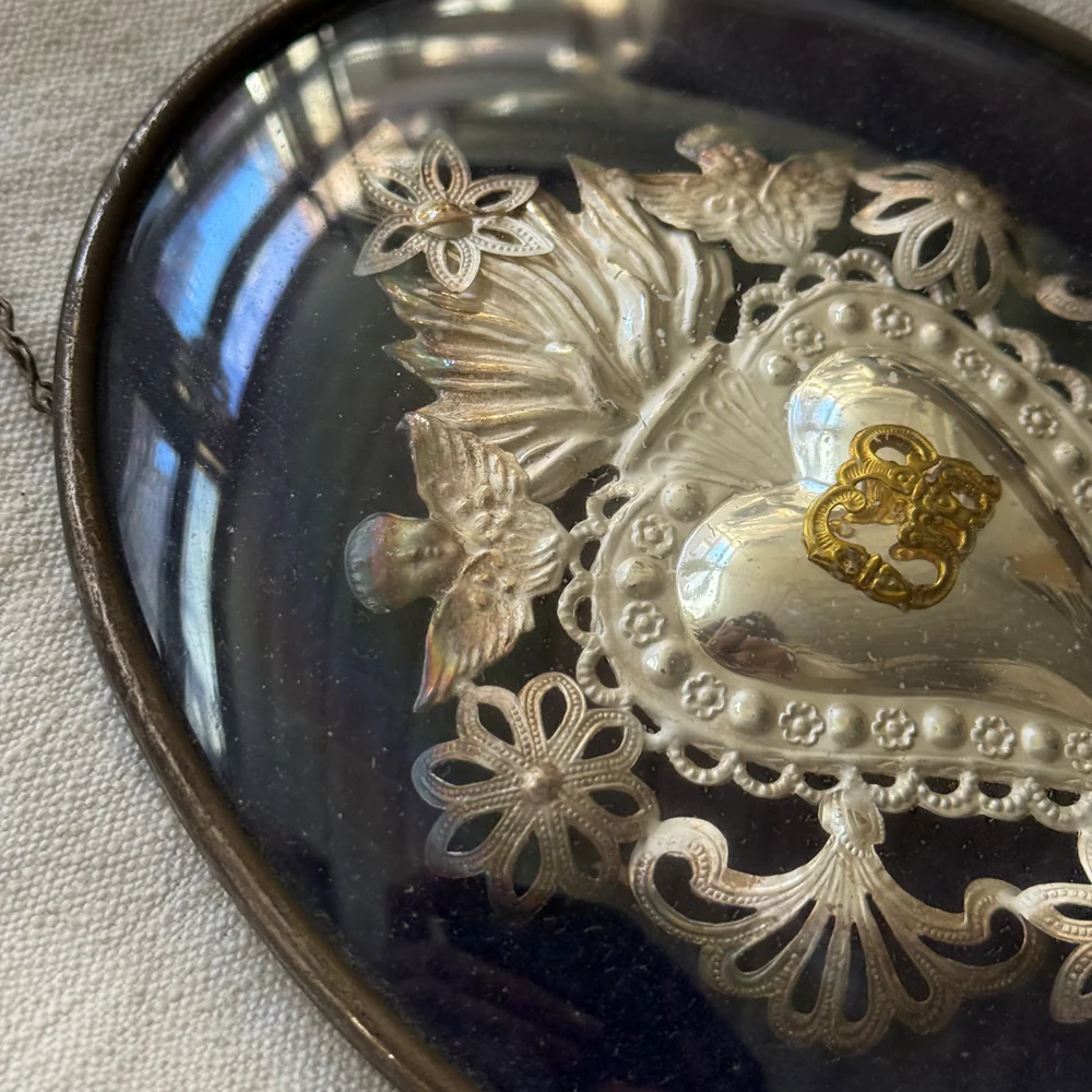 19th-century Italian Ex-Voto Sacred Silver Heart in Oval Hanging Case (No. 122) - Image 2