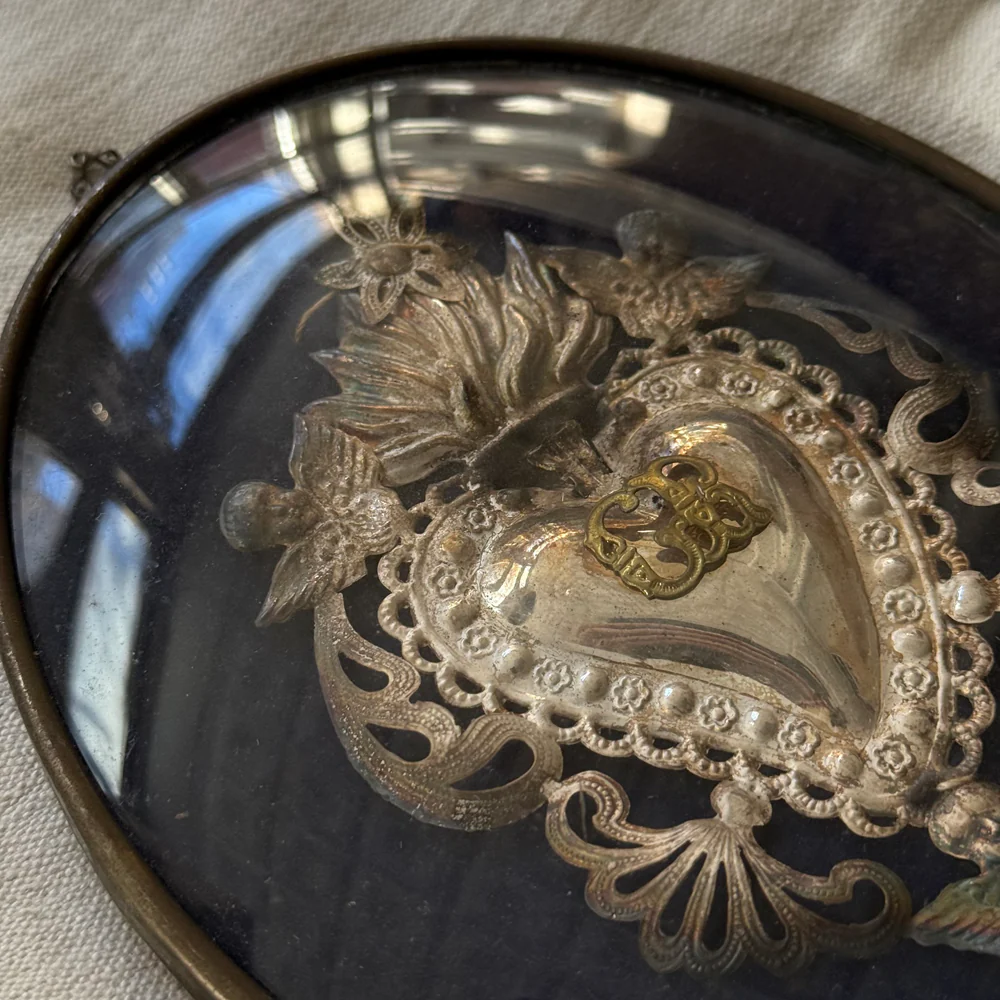 19th-century Italian Ex-Voto Sacred Silver Heart in Oval Hanging Case (No. 123) - Image 2