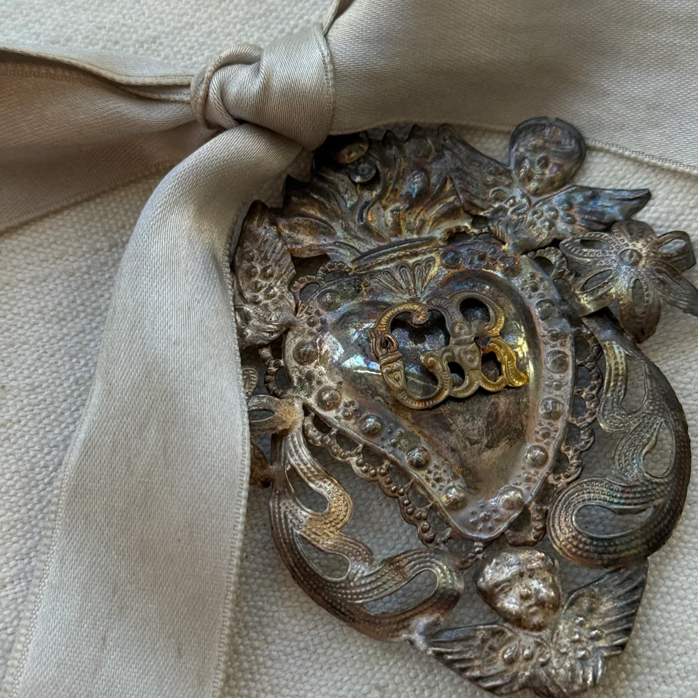 19th-century Italian Ex-Voto Sacred Silver Heart with Ribbon (No. 126) - Image 2