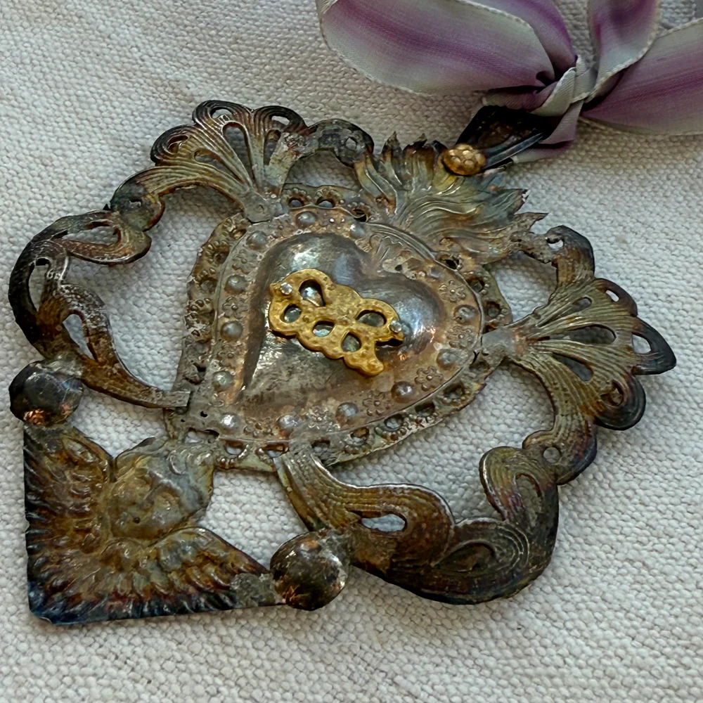 19th-century Italian Ex-Voto Sacred Silver Heart with Ribbon (No. 127) - Image 2
