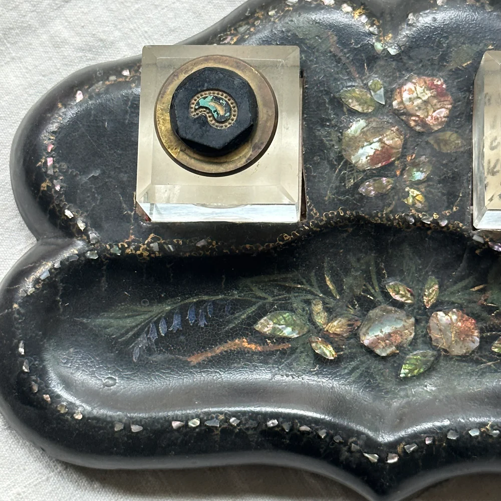 19th-century Lacquer Pen Tray with Inkwell Inlay - Image 2