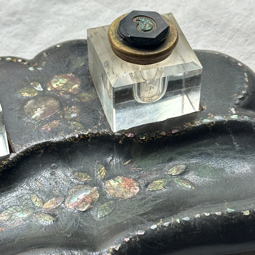 19th-century Lacquer Pen Tray with Inkwell Inlay - Image 3