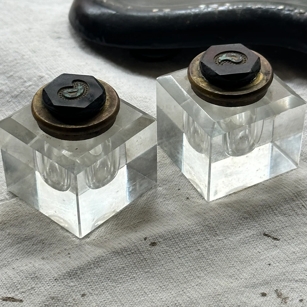 19th-century Lacquer Pen Tray with Inkwell Inlay - Image 4