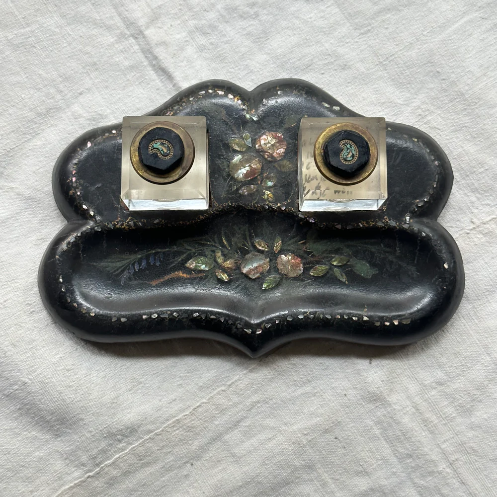 19th-century Lacquer Pen Tray with Inkwell Inlay - Image 5