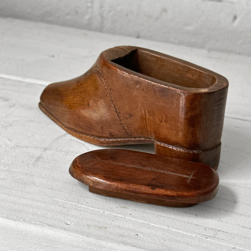 19th-century Wooden Shoe Snuff Box - Image 2