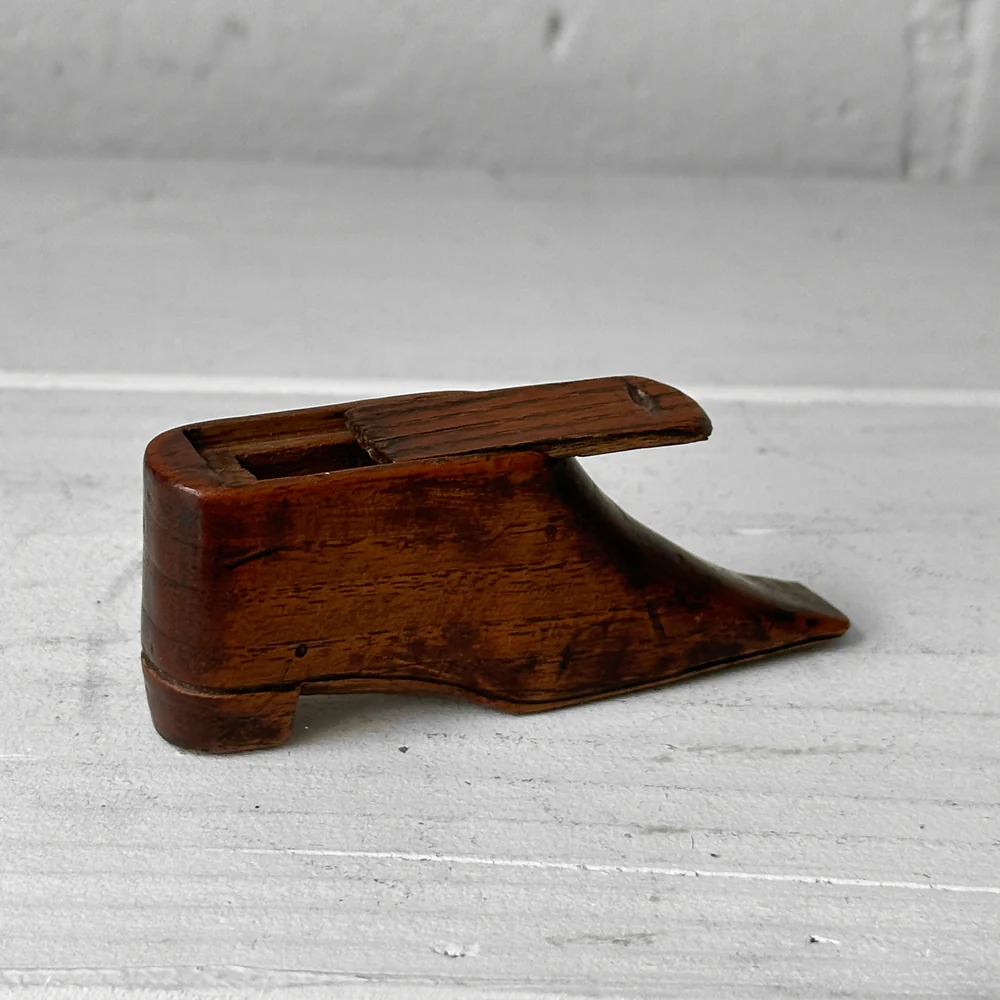 19th-century Wooden Shoe Snuff Box with Sliding Lid - Image 3