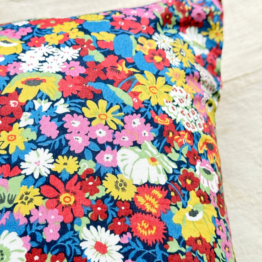 "Amour" Embroidered Cushion (26-09) - Image 3