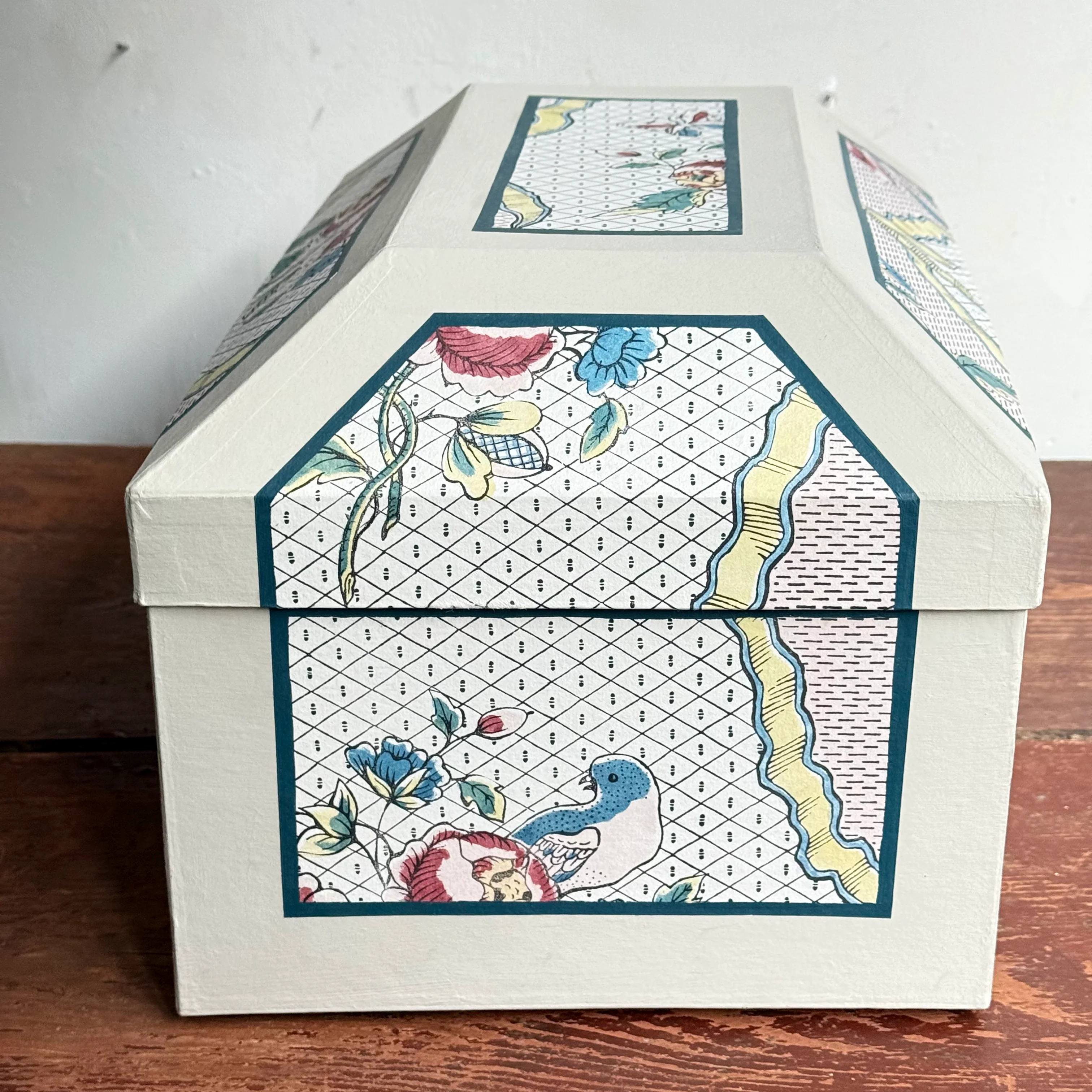 Antoinette Poisson Large Wedding Box in "Rubans and Oiseaux" No. 54A - Image 4