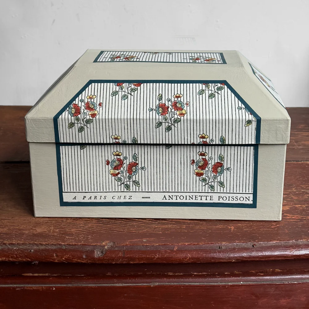 Antoinette Poisson Medium Wedding Box in "Boutonnère" No. 74B - Image 2