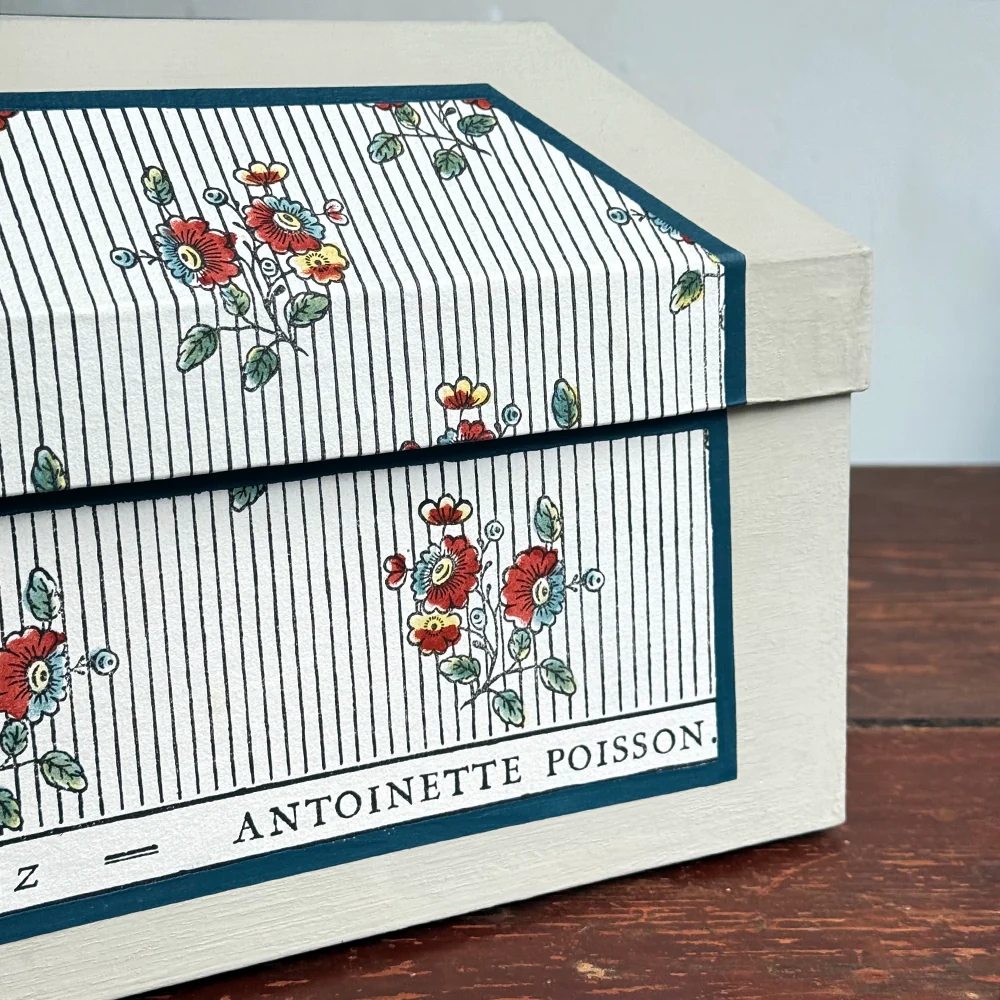 Antoinette Poisson Medium Wedding Box in "Boutonnère" No. 74B - Image 3