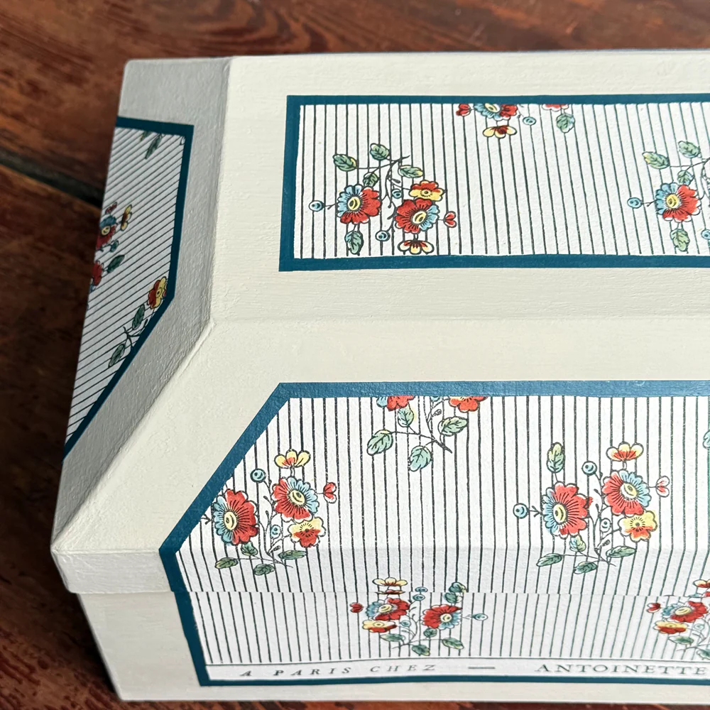 Antoinette Poisson Medium Wedding Box in "Boutonnère" No. 74B - Image 4