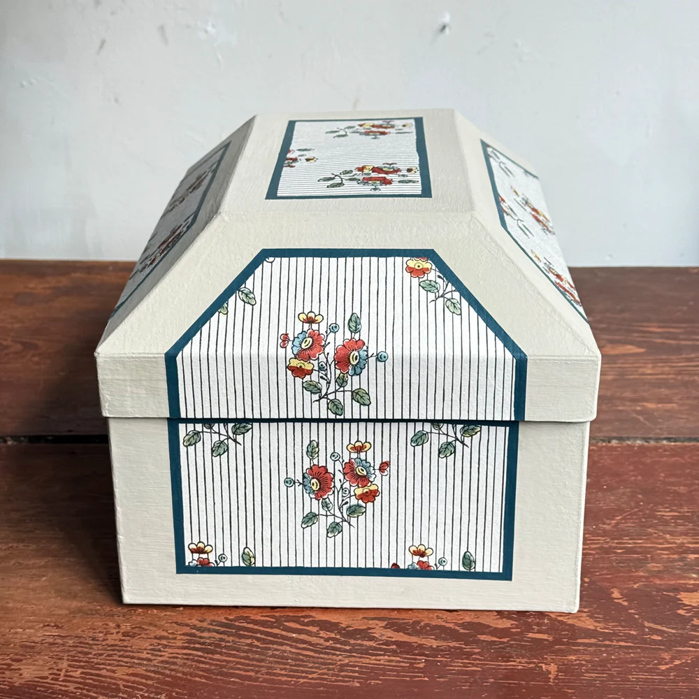 Antoinette Poisson Medium Wedding Box in "Boutonnère" No. 74B - Image 5
