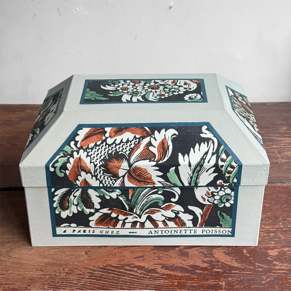Antoinette Poisson Medium Wedding Box in "Grand Parots" No. 59A - Image 2