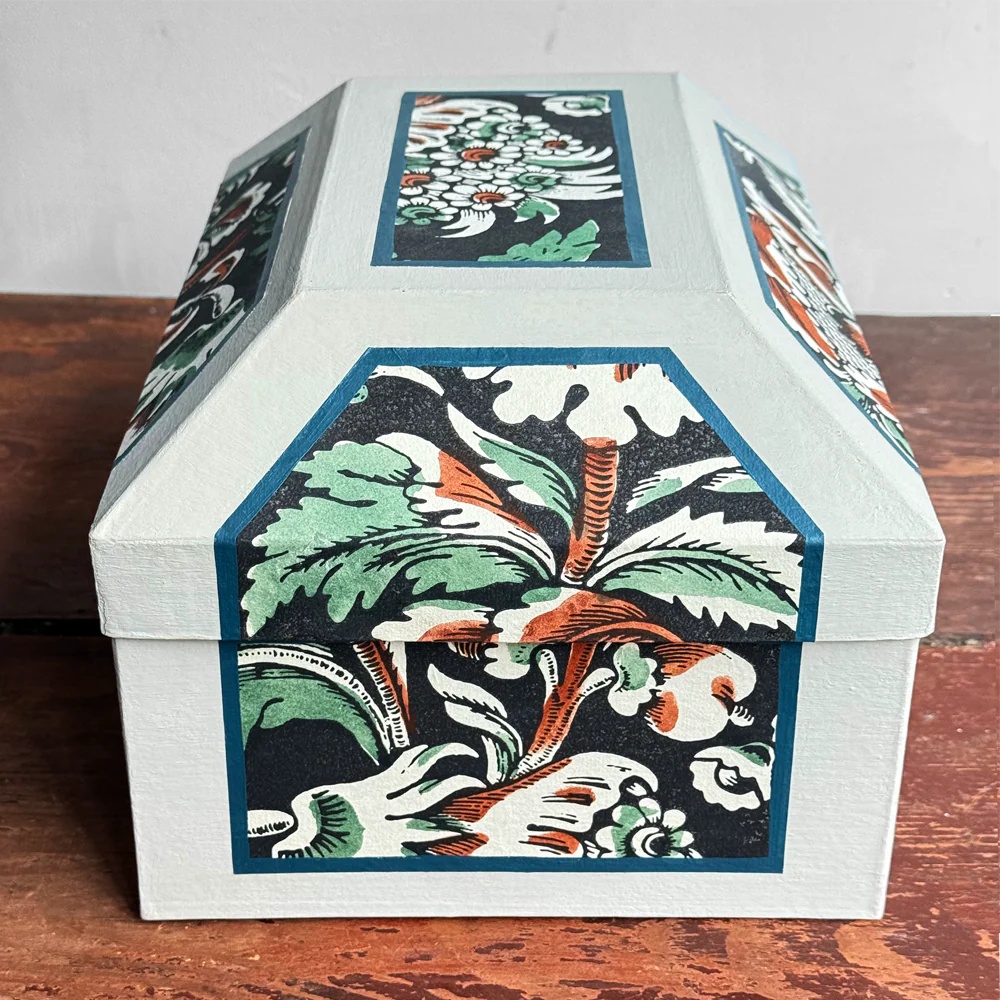 Antoinette Poisson Medium Wedding Box in "Grand Parots" No. 59A - Image 5