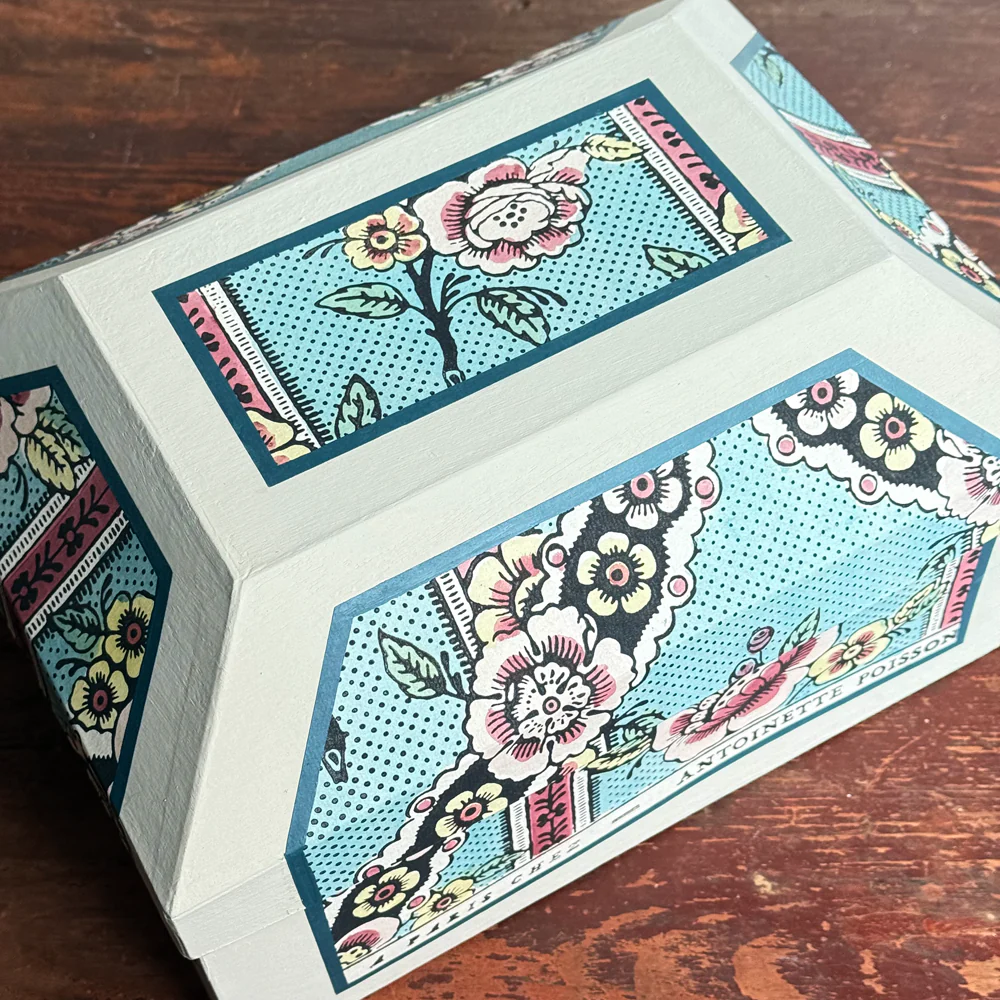 Antoinette Poisson Medium Wedding Box in "Guirlandes de Fleur Blue" No. 1A - Image 2