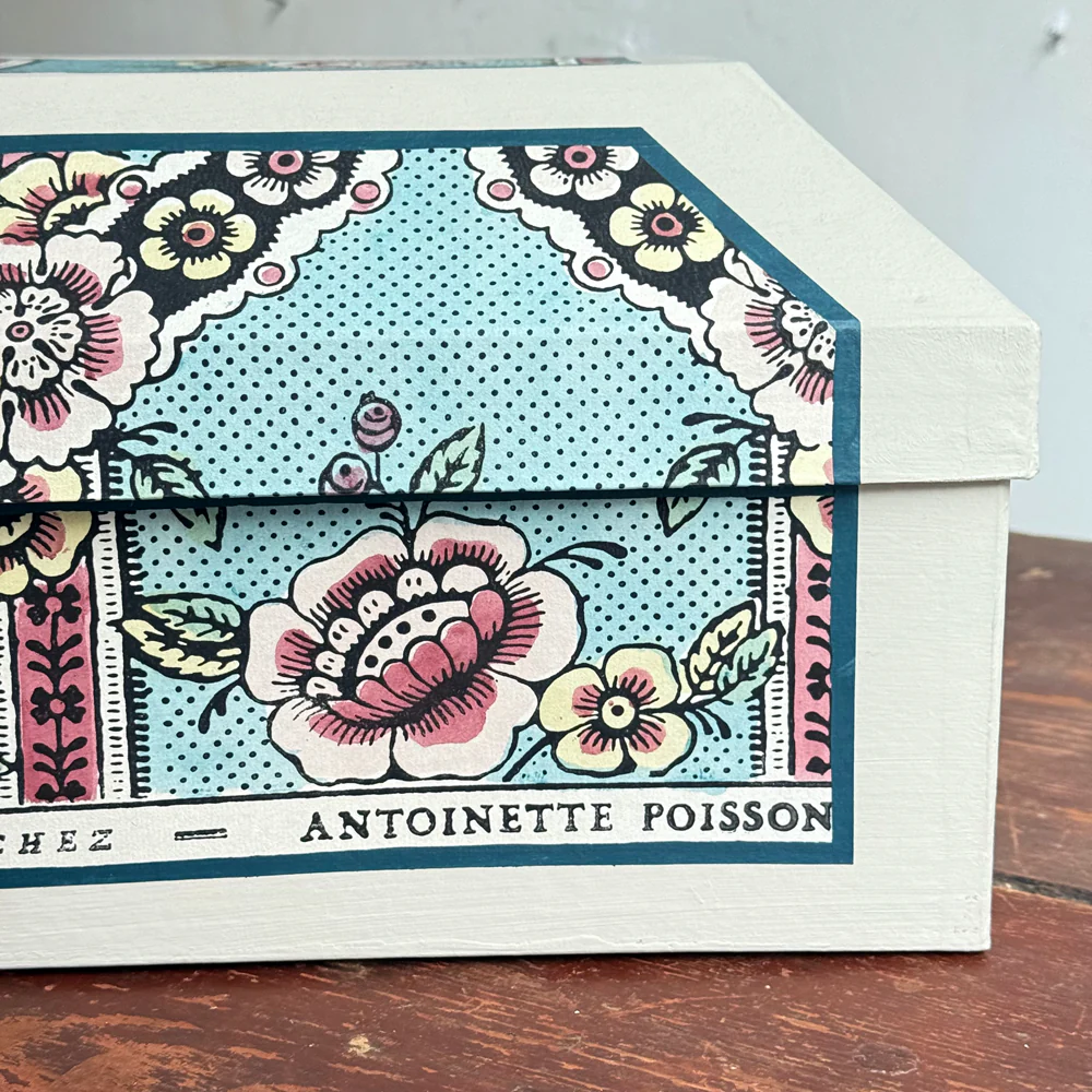 Antoinette Poisson Medium Wedding Box in "Guirlandes de Fleur Blue" No. 1A - Image 3