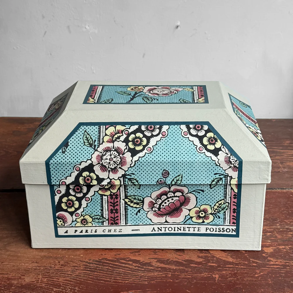 Antoinette Poisson Medium Wedding Box in "Guirlandes de Fleur Blue" No. 1A - Image 4