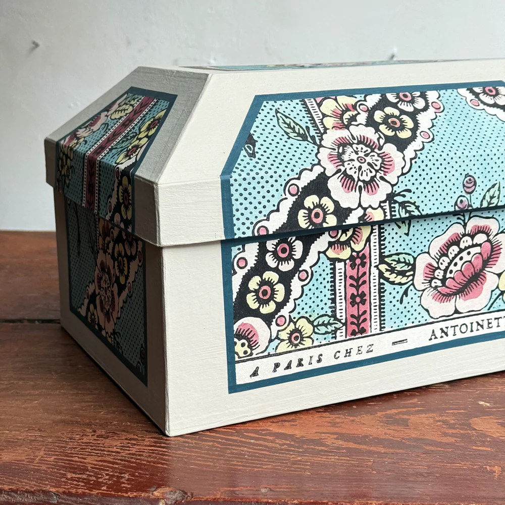 Antoinette Poisson Medium Wedding Box in "Guirlandes de Fleur Blue" No. 1A - Image 5