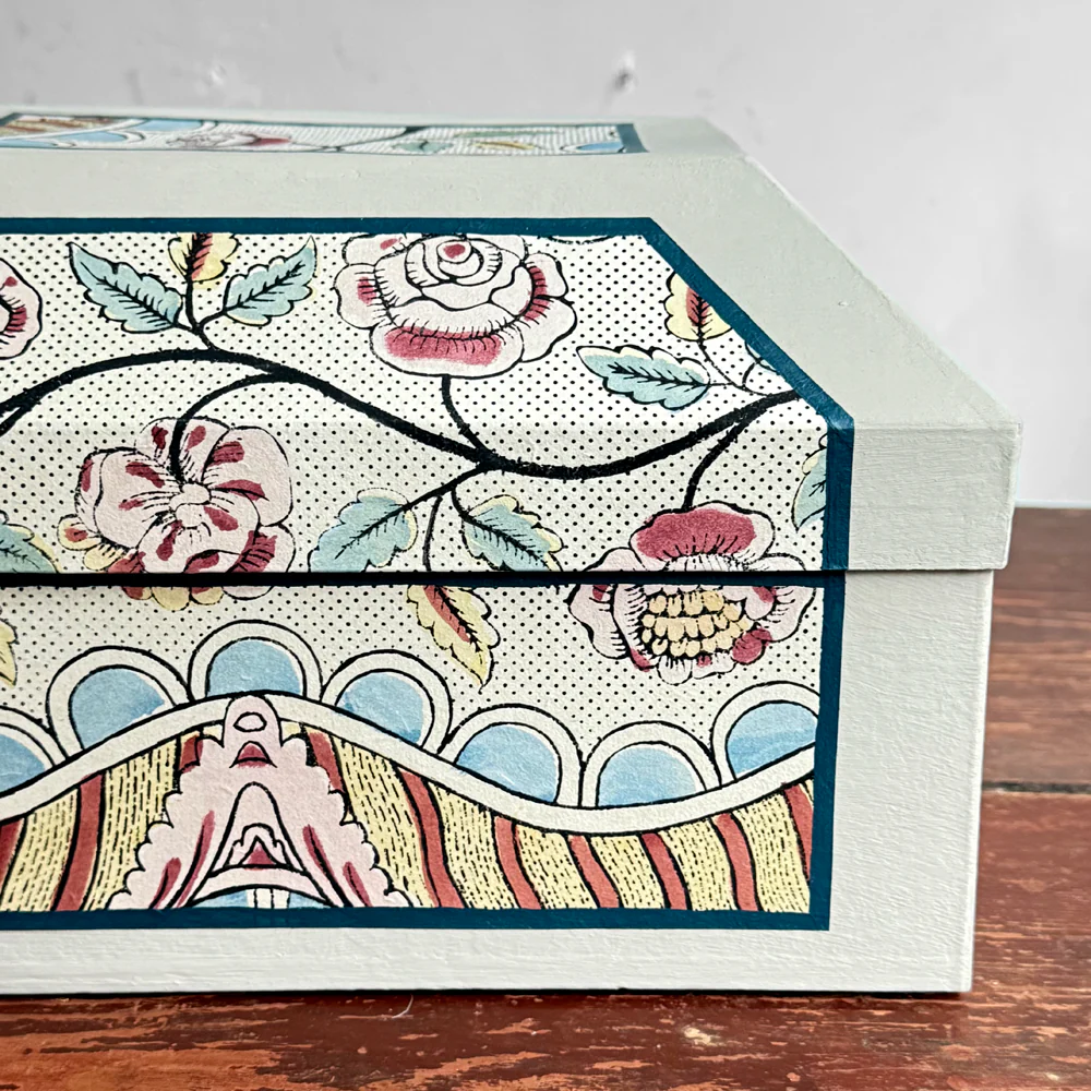 Antoinette Poisson Medium Wedding Box in Guirlandes et Festons 15A - Image 2