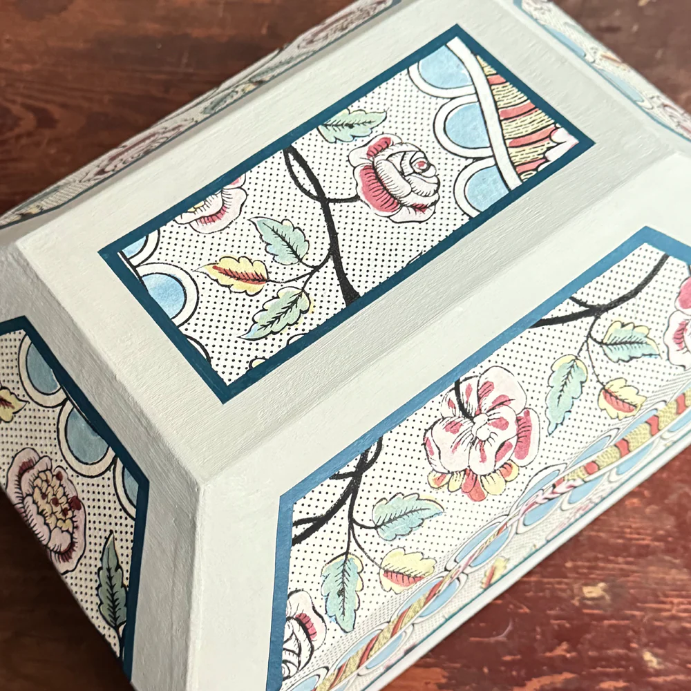 Antoinette Poisson Medium Wedding Box in Guirlandes et Festons 15A - Image 4