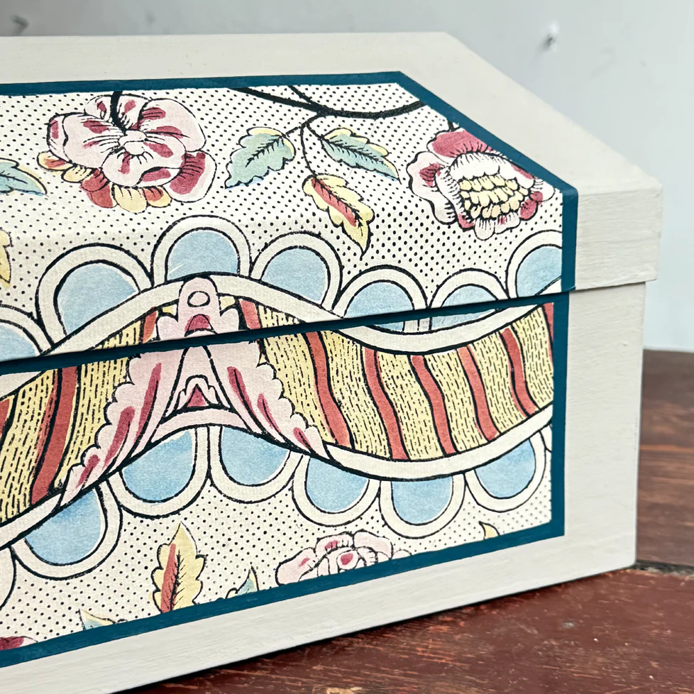 Antoinette Poisson Medium Wedding Box in Guirlandes et Festons 15A - Image 5