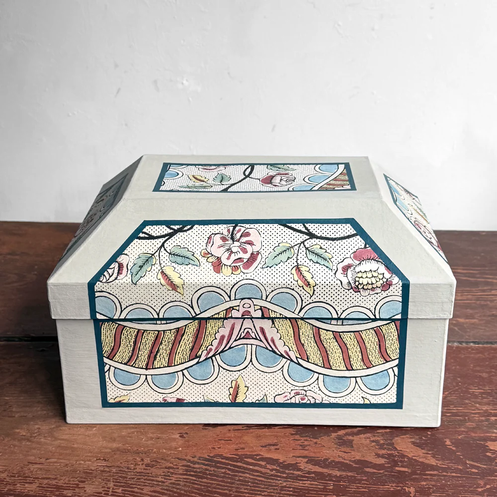 Antoinette Poisson Medium Wedding Box in Guirlandes et Festons 15A - Image 6