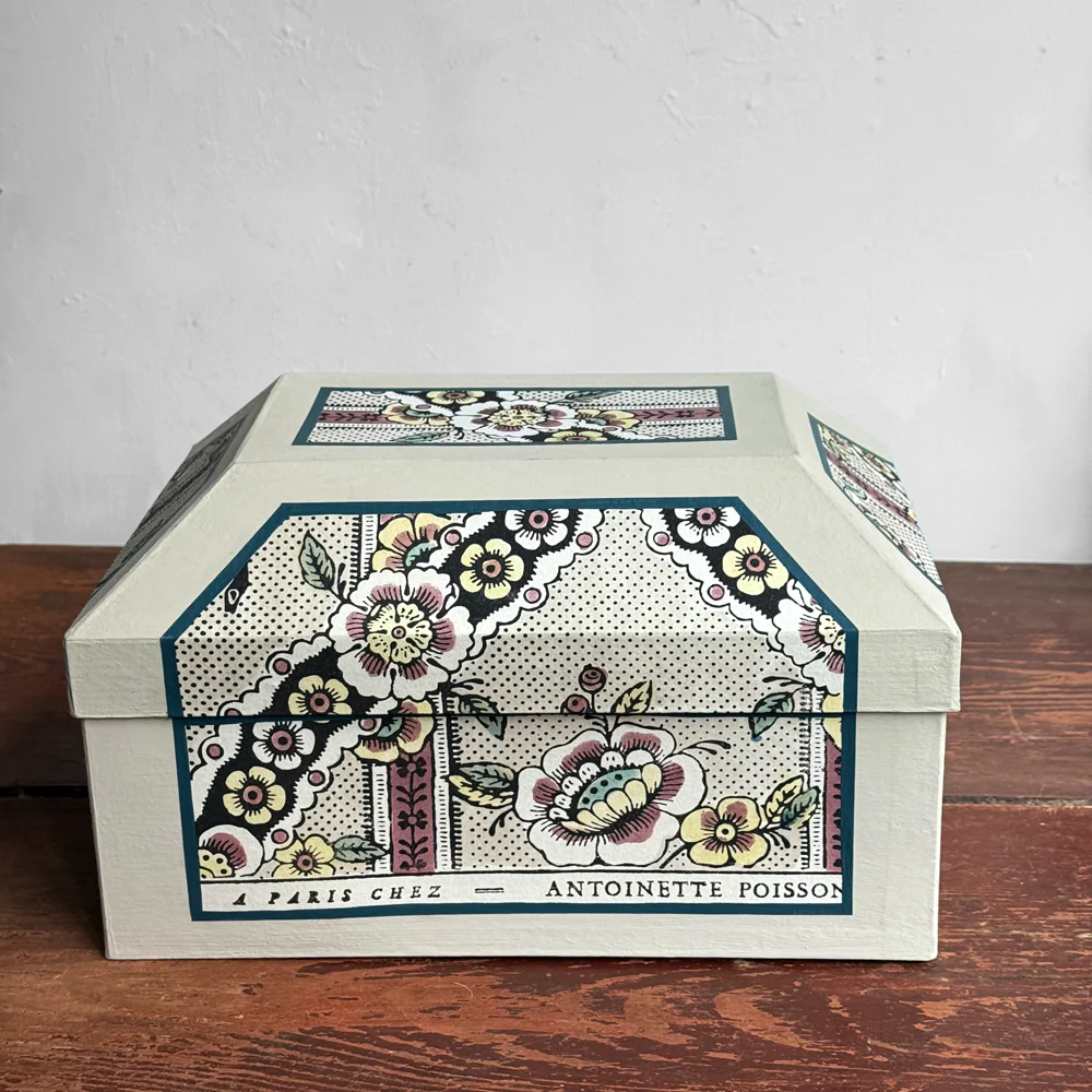 Antoinette Poisson Medium Wedding Box in "Guirlands de Fleurs Sepia" No. 1B - Image 2