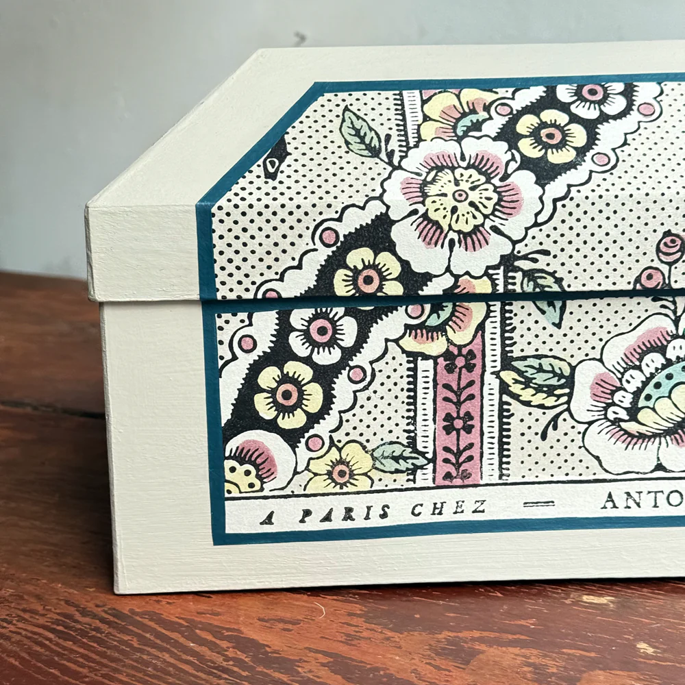 Antoinette Poisson Medium Wedding Box in "Guirlands de Fleurs Sepia" No. 1B - Image 4