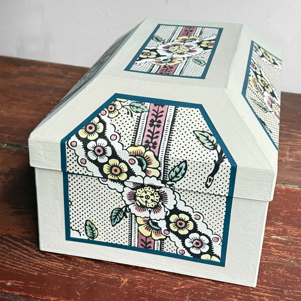 Antoinette Poisson Medium Wedding Box in "Guirlands de Fleurs Sepia" No. 1B - Image 7