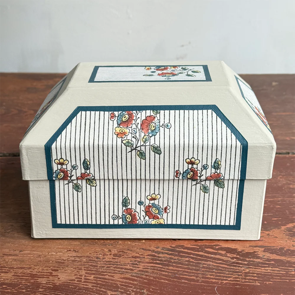 Antoinette Poisson Small Wedding Box in "Guirlands et Festons" No. 15A with Blue Interior - Image 2