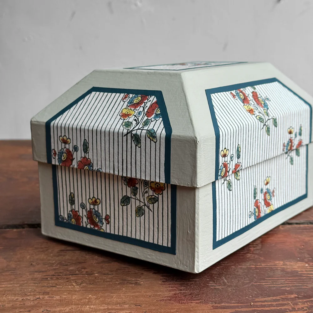 Antoinette Poisson Small Wedding Box in "Guirlands et Festons" No. 15A with Blue Interior - Image 3