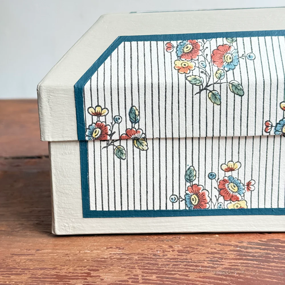 Antoinette Poisson Small Wedding Box in "Guirlands et Festons" No. 15A with Blue Interior - Image 4