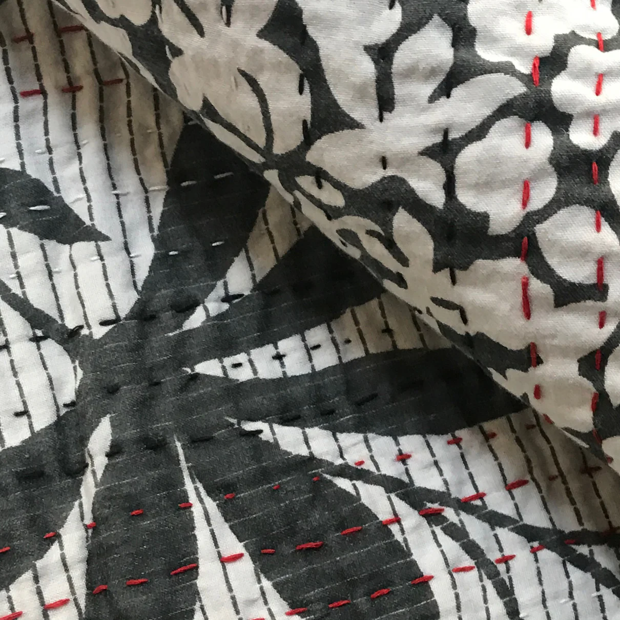 Black & Red Newly Printed Queen Bedcover - Image 4