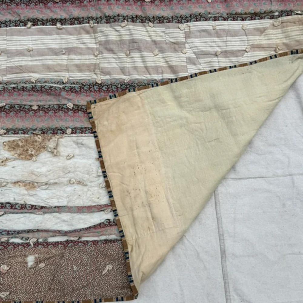 19th-century American Hand-Stitched Quilt - Image 11