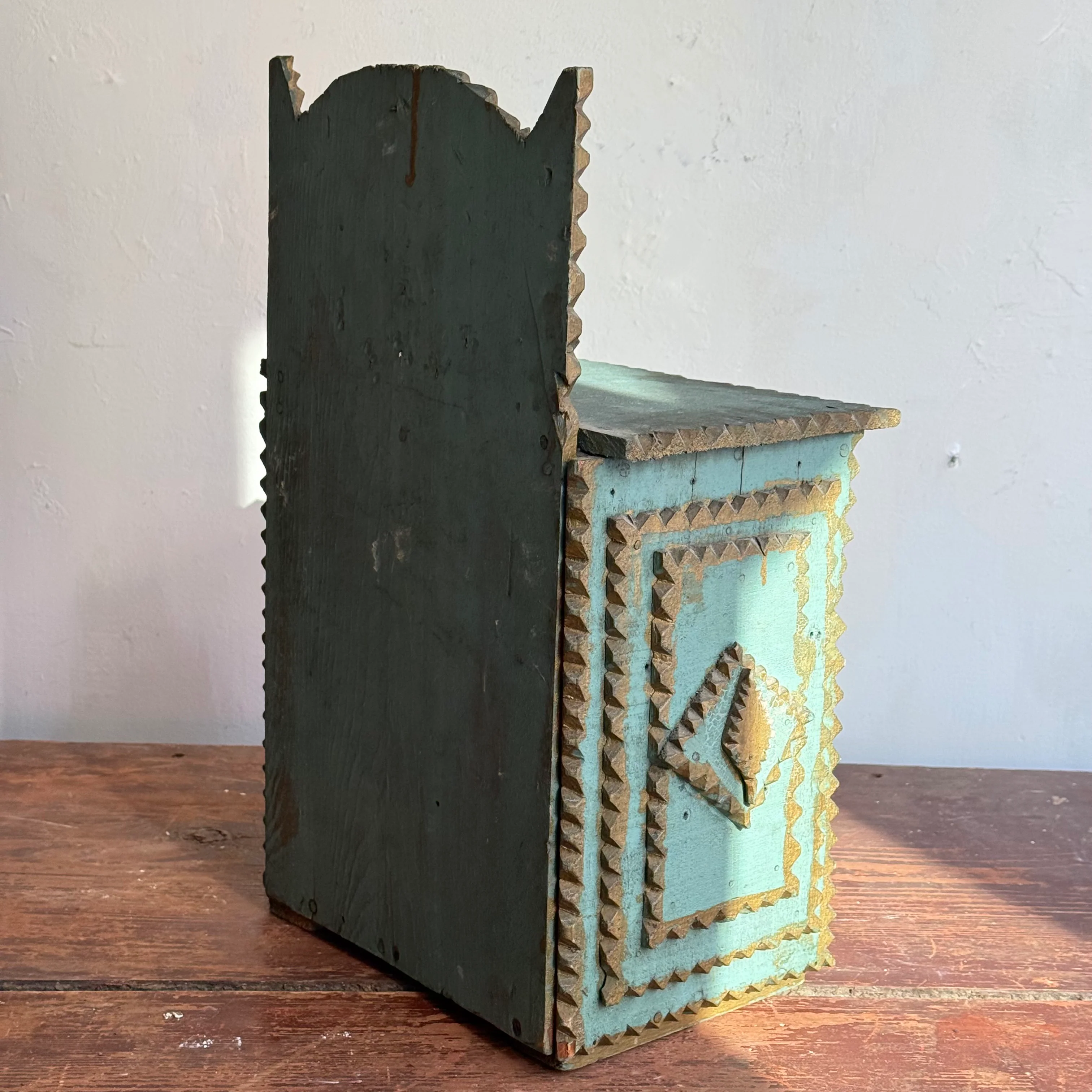 Early 20th-century Blue Painted Tramp Art Chest - Image 6