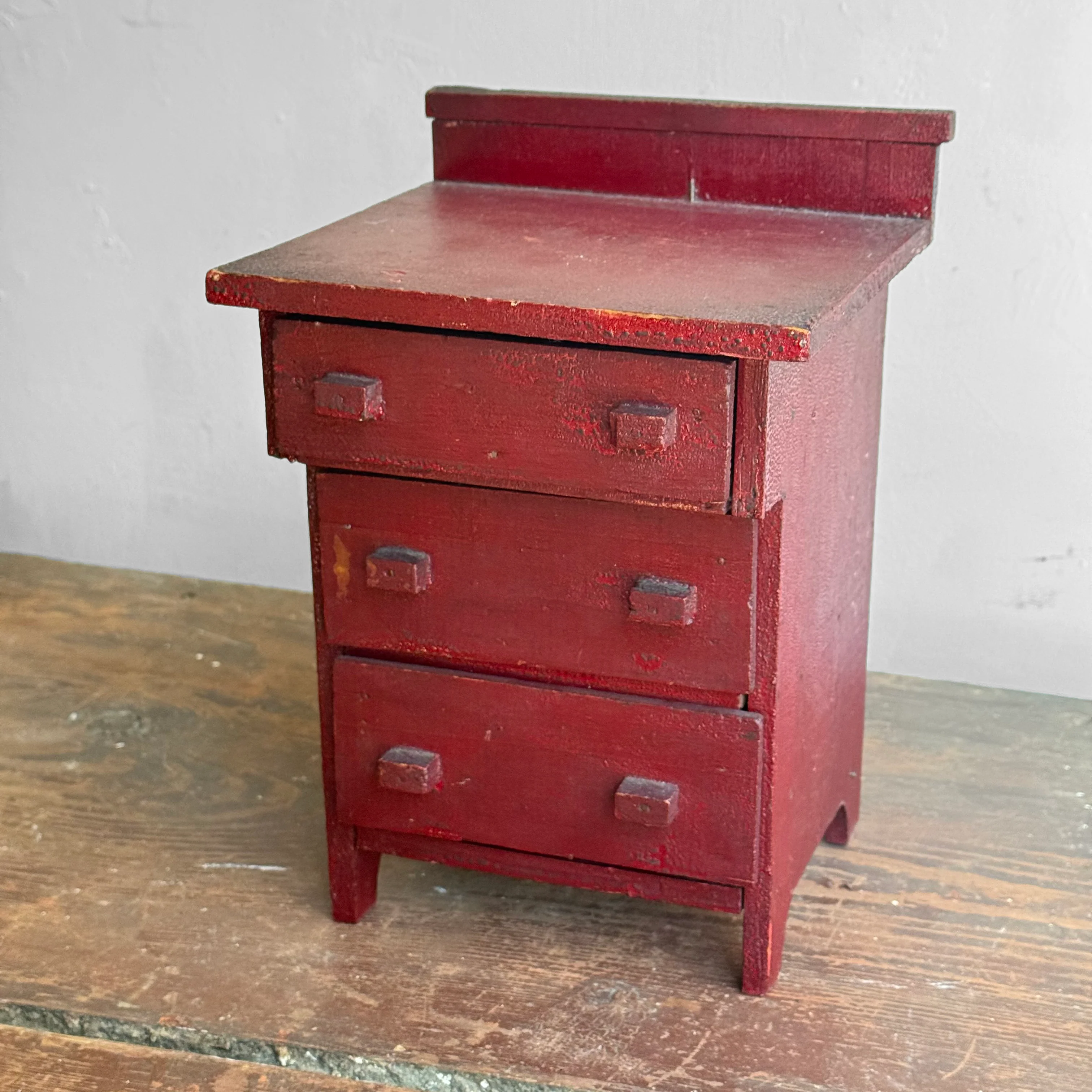 Early 20th-century Red Painted Miniature Doll's Chest - Image 4