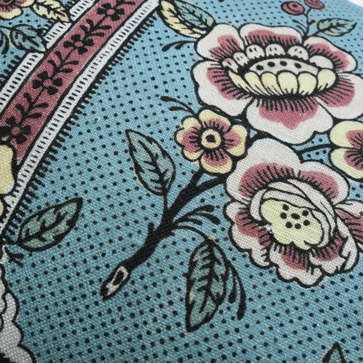 Medium Guirlandes de Fleurs Pillow (No. 1A) with Linen Backing - Image 2