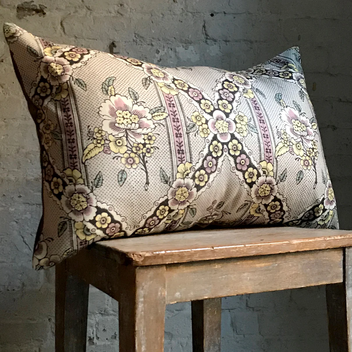 Medium Guirlandes de Fleurs Pillow (No. 1B) with Linen Backing - Image 3