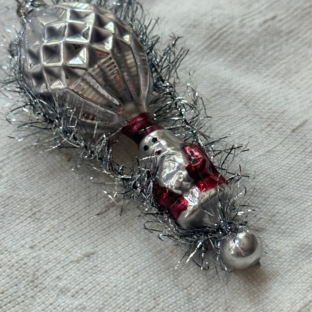 Nostalgic Santa Balloon Ornament - Image 2