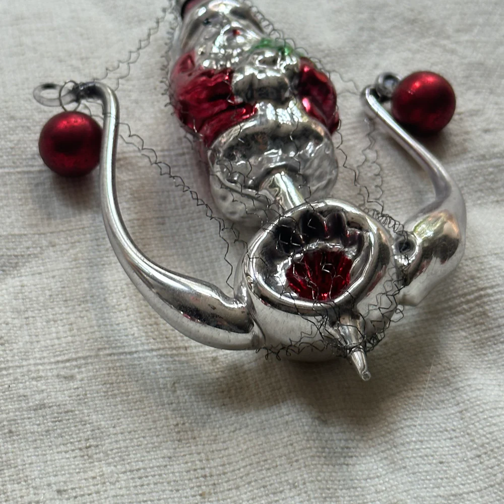 Nostalgic Santa on Wire Wrapped Reflector Ornament - Image 2