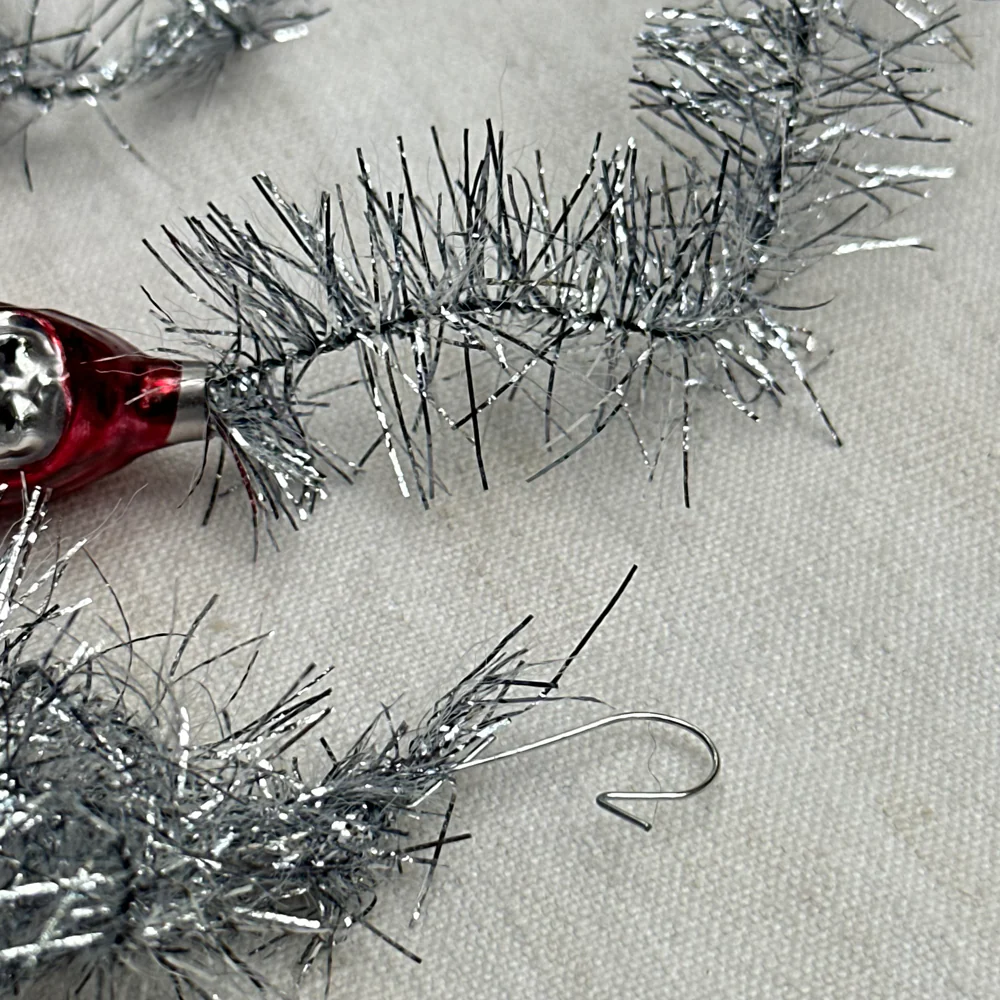Nostalgic Silver Tinsel Santa Garland - Image 4