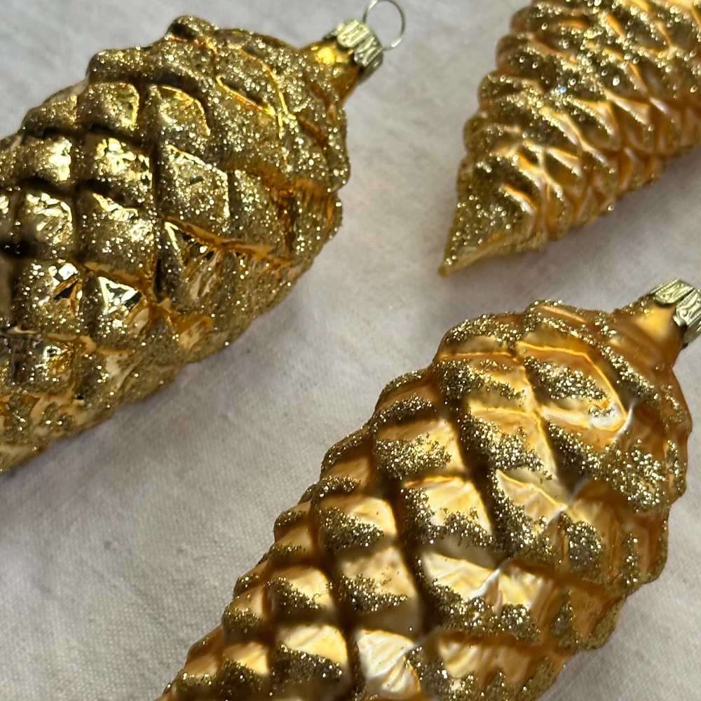 Set of 6 Nostalgic Mixed Gold Pinecone Ornaments - Image 2