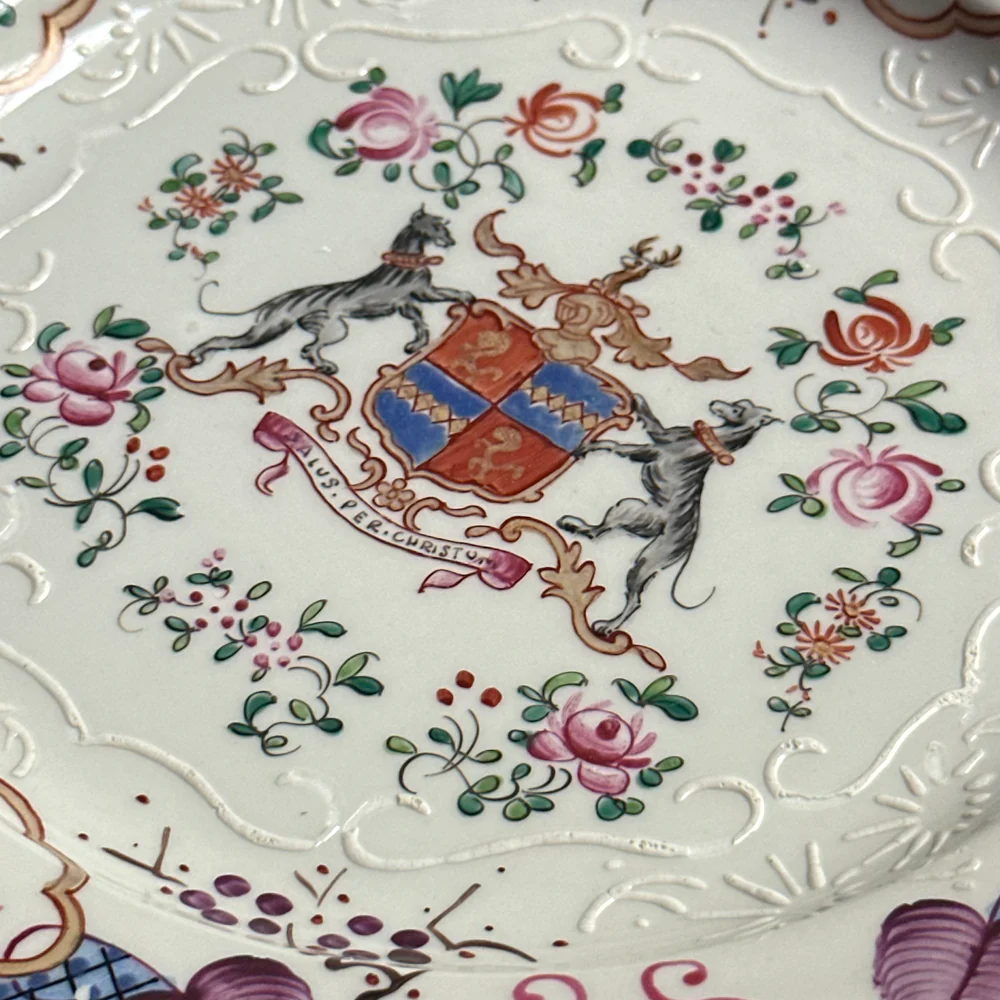 Set of Seven 19th-Century Chinese Export Style Samson of Paris Armorial Dinner Plates - Image 5