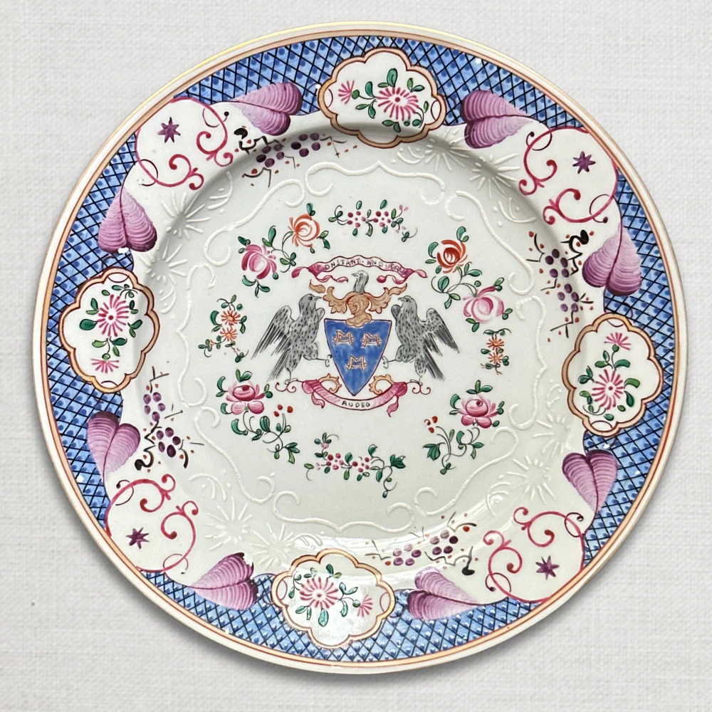 Set of Seven 19th-Century Chinese Export Style Samson of Paris Armorial Dinner Plates - Image 9
