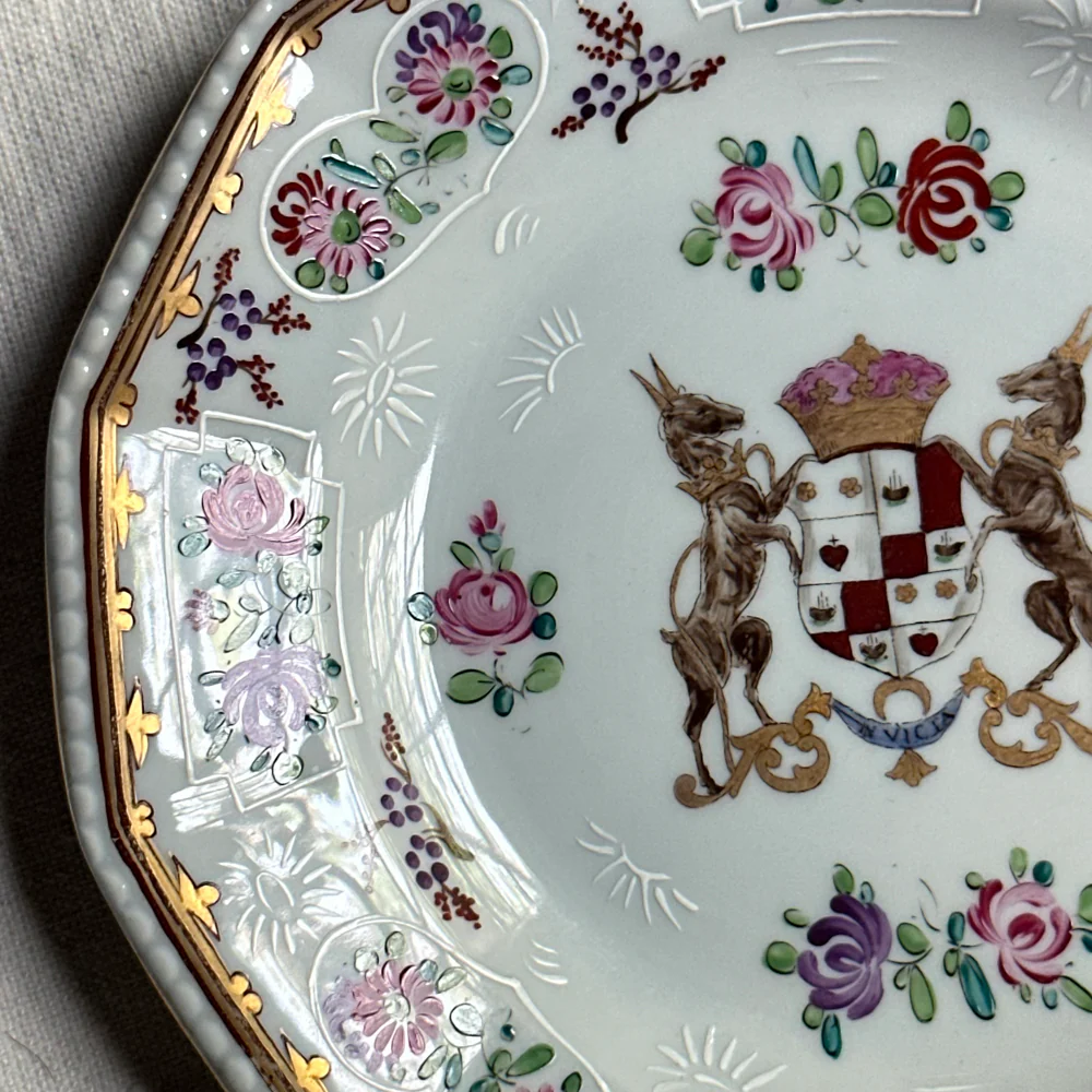 Set of Seven 19th-Century Chinese Export Style Samson of Paris Armorial Dessert Plates - Image 4