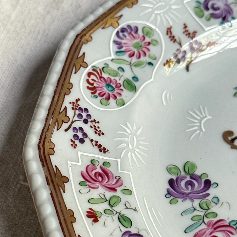 Set of Seven 19th-Century Chinese Export Style Samson of Paris Armorial Dessert Plates - Image 6